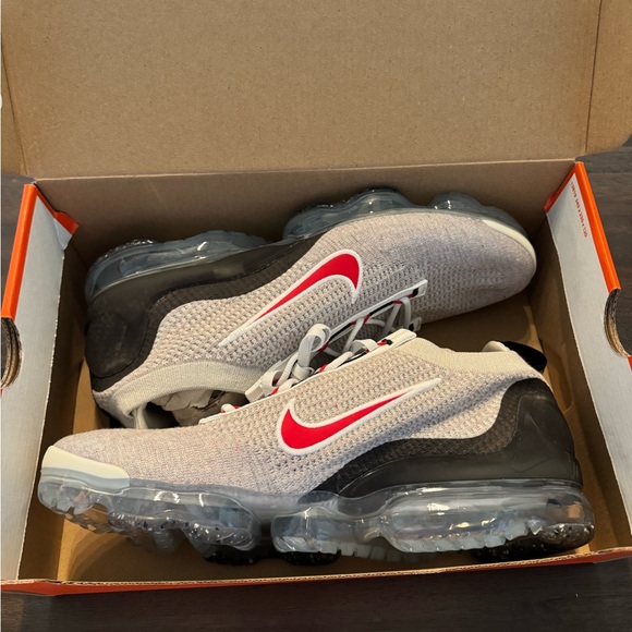NWT 2021 VaporMax Flyknit Nike White and Black Sneakers with red check - Picture 5 of 6